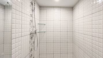 Apartment | Bathroom | Shower, towels