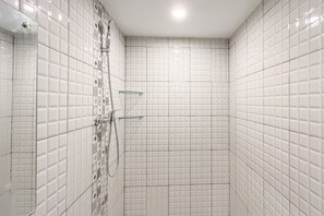 Appartement | Badkamer | Een douche, handdoeken