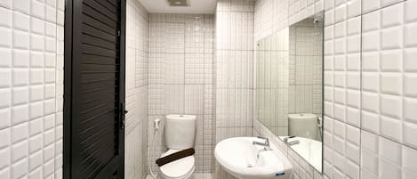 Apartment | Bathroom | Shower, towels