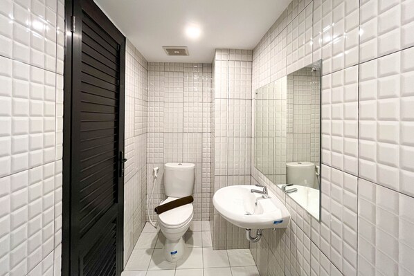 Appartement | Badkamer | Een douche, handdoeken