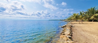 Villa entera frente al mar con porche con ventana y pared