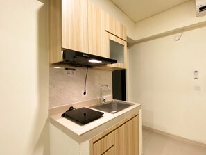 Refrigerador con freezer, placa de cocina, arrocera