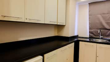 Apartamento | Cocina privada | Frigorífico grande, placa de cocina, arrocera y utensilios de cocina