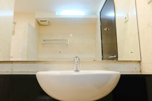 Apartamento | Banheiro | Banheira e chuveiro separados, toalhas de banho