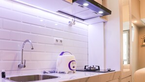 Eine moderne Küche mit integriertem Spülbecken, Toaster und Gasherd.