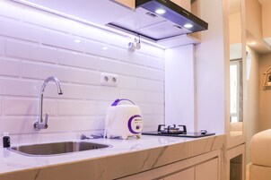 Refrigerador con freezer, placa de cocina, arrocera