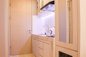 Apartment | Private kitchen | Full-size fridge, stovetop, rice cooker, cookware/dishes/utensils