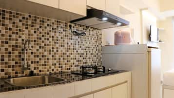 Departamento | Cocina privada | Refrigerador con congelador, parrilla de estufa y utensilios de cocina