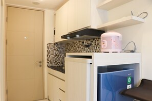 Departamento | Cocina privada | Refrigerador con congelador, parrilla de estufa y utensilios de cocina 