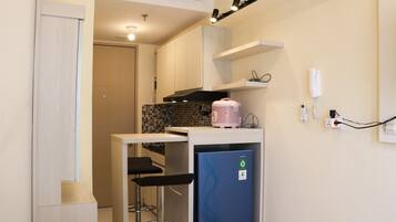 Departamento | Cocina privada | Refrigerador con congelador, parrilla de estufa y utensilios de cocina
