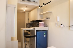 Refrigerador con freezer, placa de cocina, utensilios de cocina