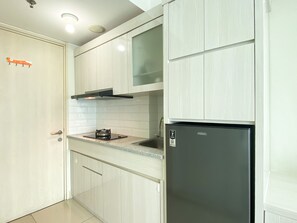 Departamento | Cocina privada | Refrigerador con congelador, parrilla de estufa y arrocera 