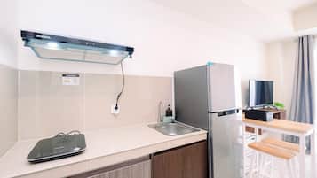 Apartment | Private kitchen | Full-sized fridge, stovetop, rice cooker, cookware/dishes/utensils