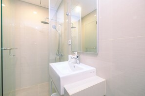 Appartement | Badkamer | Een douche, handdoeken