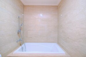 Apartment | Badezimmer | Dusche, Handtücher
