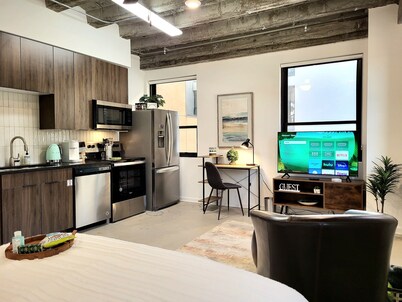 Stylish suite DOWNTOWN with FREE parking and a GYM