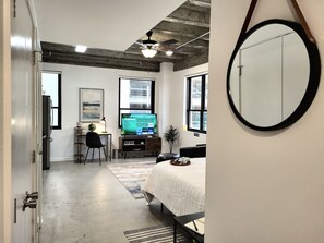 1 bedroom, desk, free WiFi, bed sheets - Stylish suite DOWNTOWN with FREE parking and a GYM (Columbia)