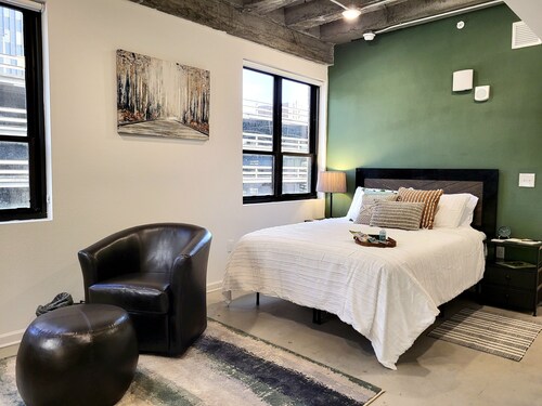 Stylish suite DOWNTOWN with FREE parking and a GYM
