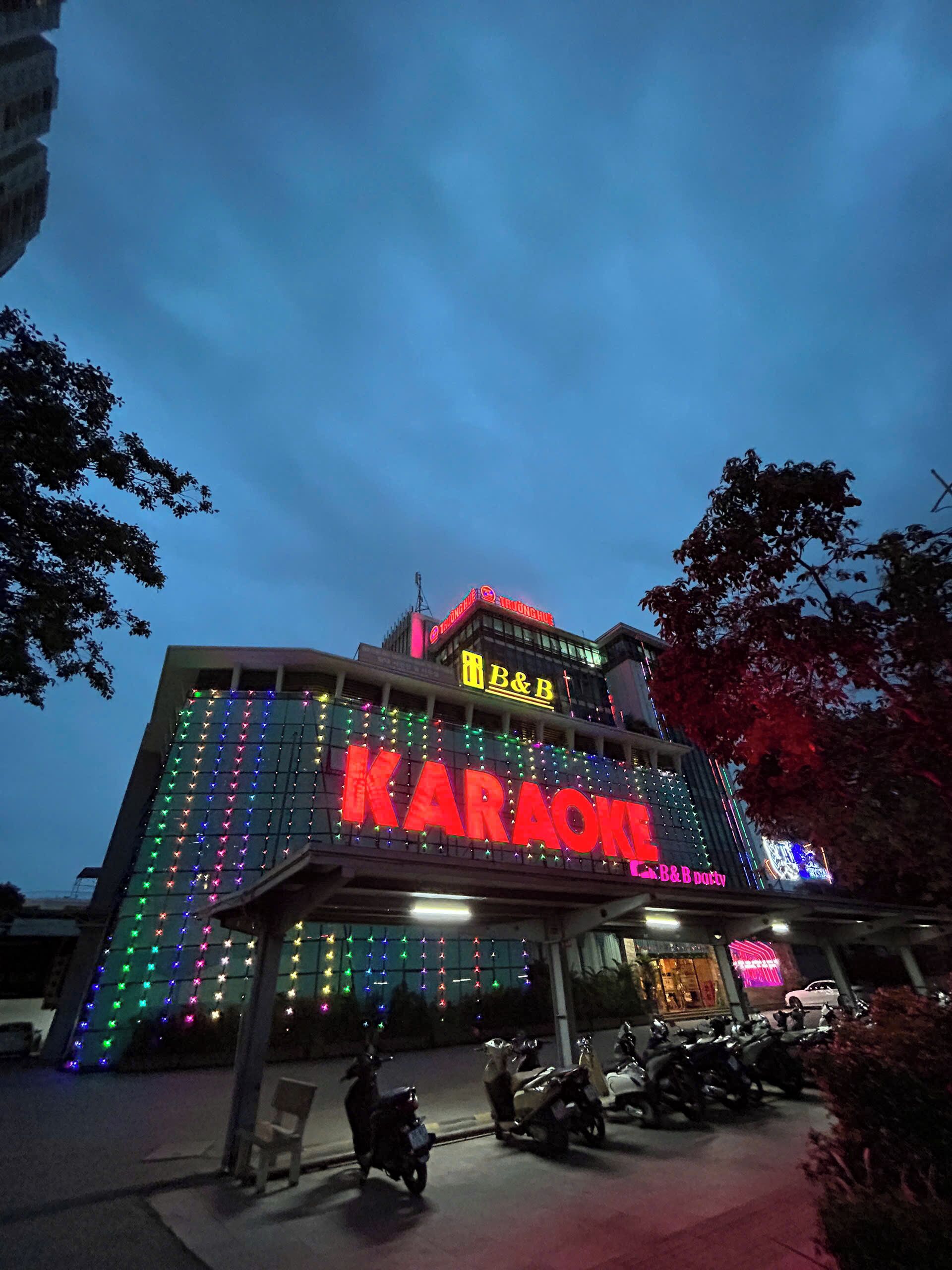 Un edificio con un letrero grande que dice 'KARAKO'.
