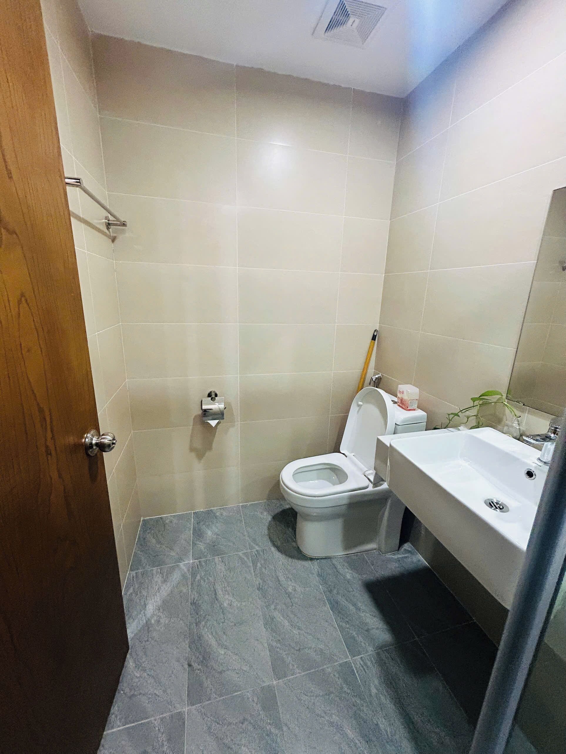 Un baño pequeño con inodoro, lavabo y espejo.