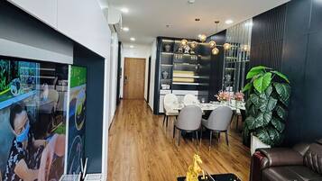 Lyxlägenhet | Vardagsrum | Platt-tv och eldstad