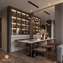 Un comedor moderno con una mesa larga, varias sillas y un jarrón decorativo.