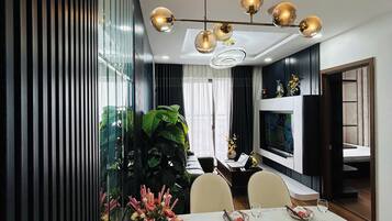 Lyxlägenhet | Vardagsrum | Platt-tv och eldstad