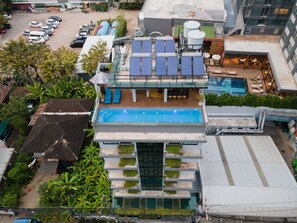 Una piscina al aire libre
