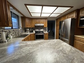 Private kitchen - Quiet & Relaxing Farm Home/15 min from lake/ Big Yard/ Fun Games (Montpelier)