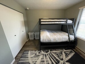 3 bedrooms, iron/ironing board, WiFi, bed sheets - Quiet & Relaxing Farm Home/15 min from lake/ Big Yard/ Fun Games (Montpelier)