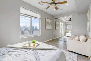 3 habitaciones, escritorio y tabla de planchar con plancha 