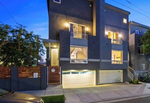 Exterior - Lux Tri Level Home Rooftop Jacuzzi Jetliner Views (San Diego)