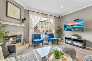 TV, offices - Lux Tri Level Home Rooftop Jacuzzi Jetliner Views (San Diego)