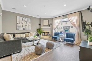 TV, offices - Lux Tri Level Home Rooftop Jacuzzi Jetliner Views (San Diego)