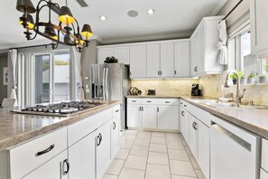 Fridge, microwave, oven, stovetop - Lux Tri Level Home Rooftop Jacuzzi Jetliner Views (San Diego)