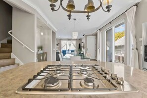 Interior - Lux Tri Level Home Rooftop Jacuzzi Jetliner Views (San Diego)