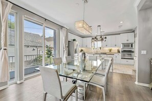 Interior - Lux Tri Level Home Rooftop Jacuzzi Jetliner Views (San Diego)