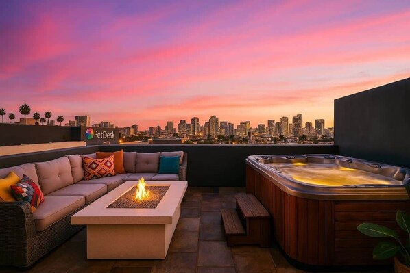 Terrace/patio - Lux Tri Level Home Rooftop Jacuzzi Jetliner Views (San Diego)