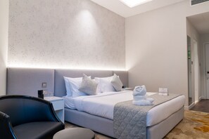 Family Room, Multiple Beds | Minibar, in-room safe, desk, iron/ironing board