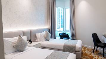 Minibaari, tallelokero huoneessa, työpöytä, silitysrauta/-lauta