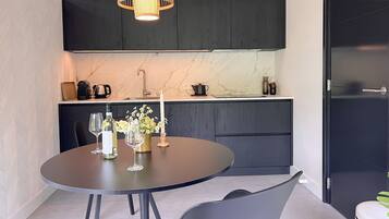 Refrigerador, parrilla de estufa, lavavajillas y cafetera y tetera