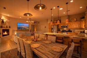 Une cuisine moderne avec des meubles en bois, un îlot central et des luminaires suspendus.