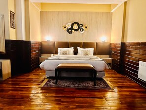 Deluxe-Zimmer, 1 King-Bett, Nichtraucher, Gartenblick | Betten mit Memory-Foam-Matratzen, Minibar, Zimmersafe, Schreibtisch