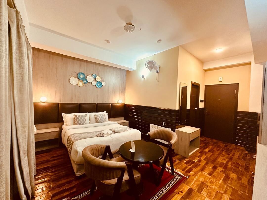 Habitación Deluxe, 1 cama de matrimonio, no fumadores, vistas a la montaña | Colchones viscoelásticos, minibar, caja fuerte y escritorio