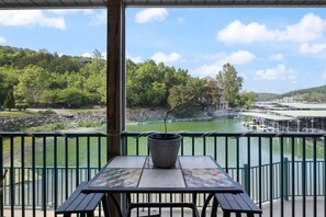 Outdoor dining - Cedar Heights Delight-Waterfront, Pools, Wet Bar, & More! (Camdenton)