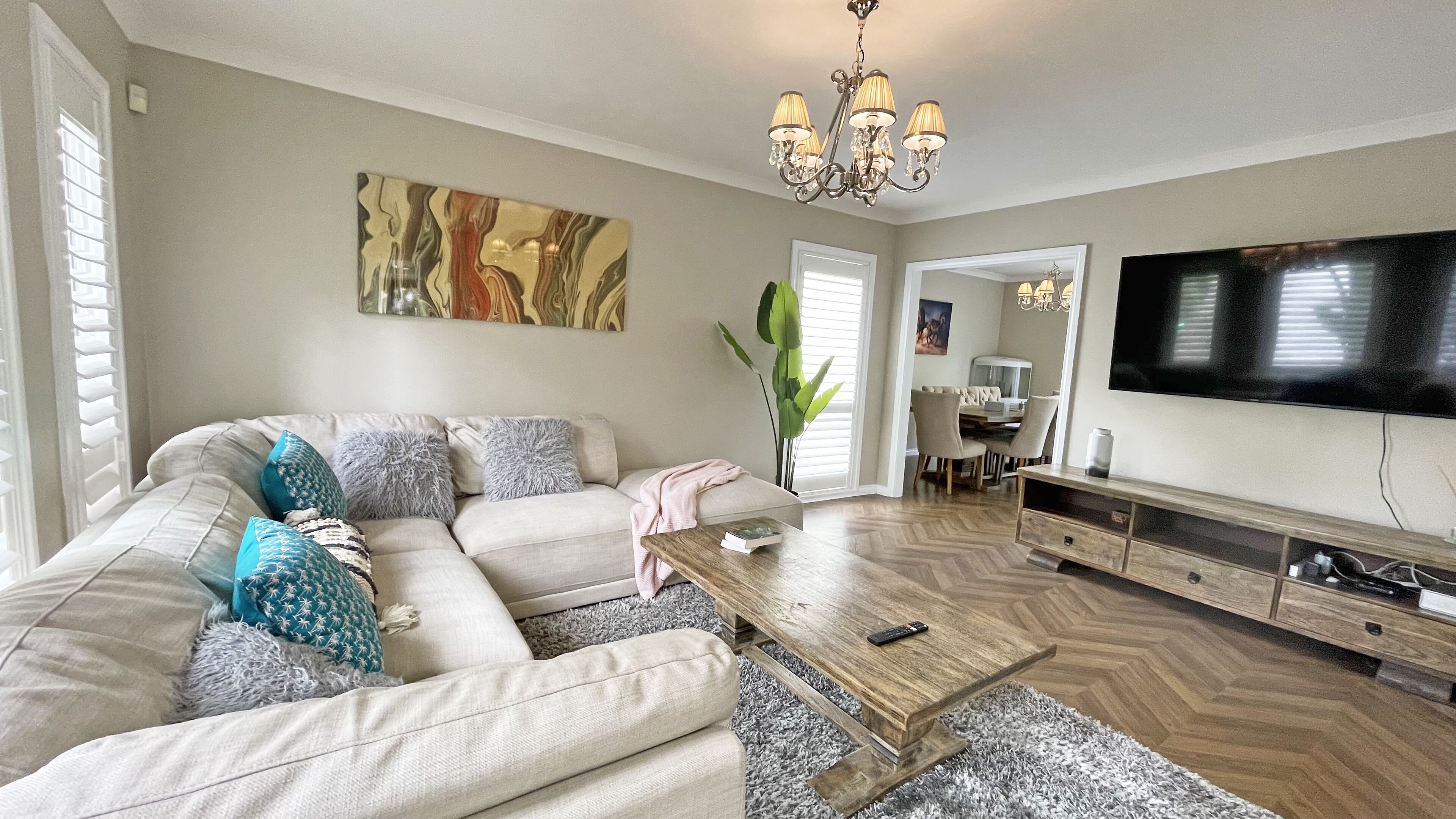 精緻別墅 | 起居區 | 65-吋智慧型電視、有線頻道、電視