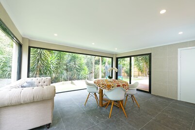 Charming 6 BRM Villa in Melbourne East