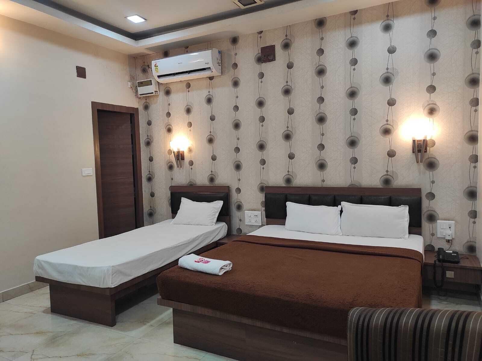 مكتب ومساحة عمل للكمبيوتر المحمول وواي فاي مجانًا وملاءات أسرّة