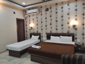 高级房 | 办公桌、笔记本电脑工作区、免费 WiFi、床单