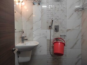 Habitación Deluxe | Baño | Ducha y cabezal de ducha tipo lluvia